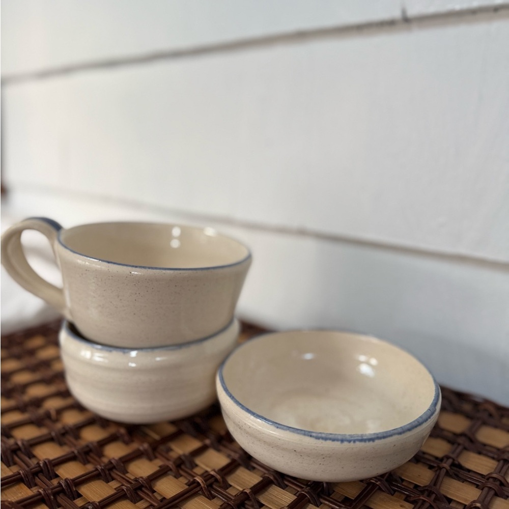 Set of 3 vintage 90s speckled cream with blue rim studio pottery Mug and bowls - Picture 5 of 12